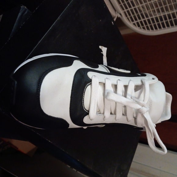 Gucci Sneakers - Picture 2 of 4